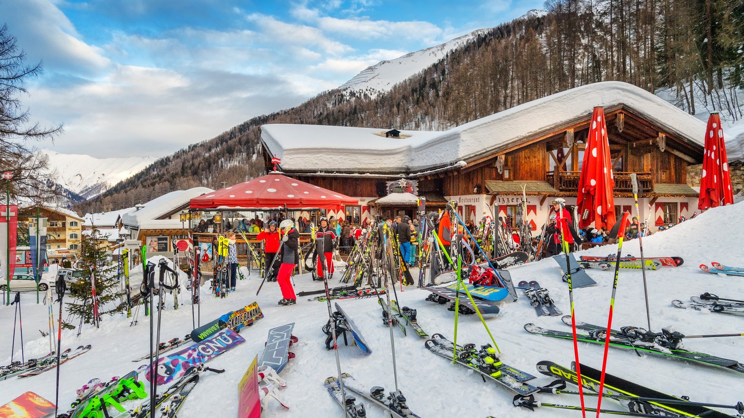 Duty-free shopping & party vibes in Samnaun Duty-free shopping & party vibes in Samnaun